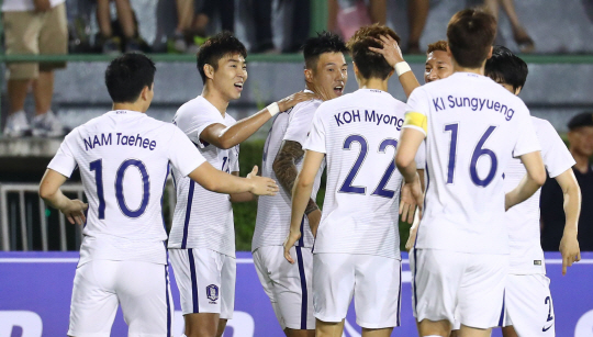 석현준 '오늘은 나의 날'      (방콕=연합뉴스) 김도훈 기자 = 27일 오후 태국 방콕 수파찰라사이 스타디움에서 열린 축구 평가전 대한민국 대 태국 경기. 대표팀 석현준이 선취골을 넣은 뒤 동료들과 기뻐하고 있다. 2016.3.27      superdoo82@yna.co.kr  (끝)